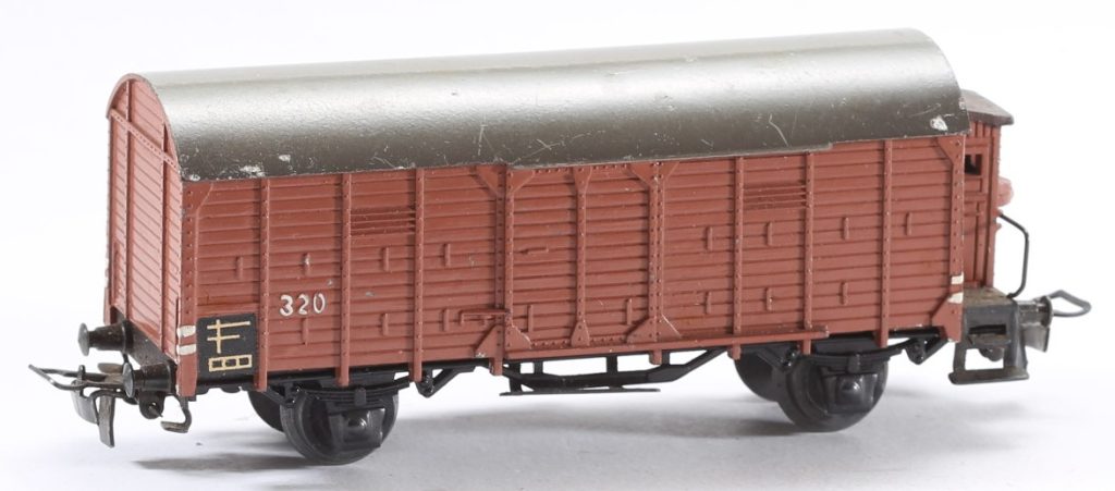 Train MÄRKLIN H0 gauge (AC) closed goods car with brakeman's hut no original box #320 --- gedeckter Güterwagen mit Bremserhaus ohne OVP Wechselstrom