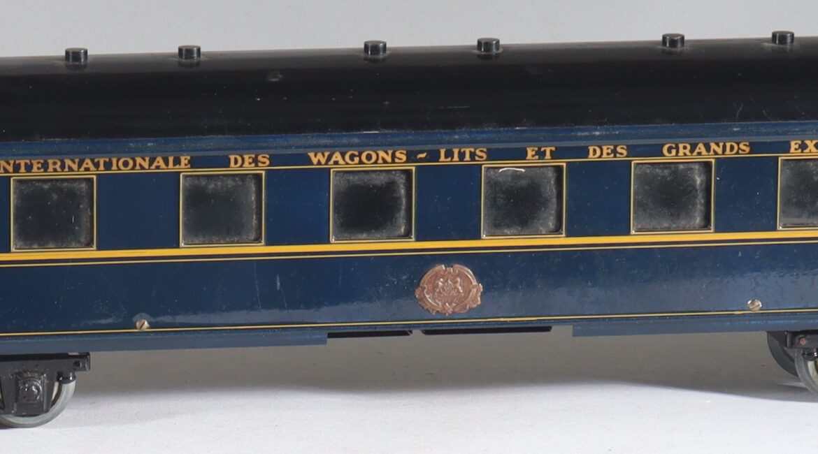 kallistoys-auctions-auktionen-antique-vintage-toys-antik-historisch-spielzeug-munier-france-spur-0-tinplate-blech-sleeping-car-schlafwagen-ciwl-blau-54-cm-1a