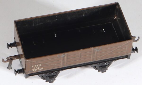 kallistoys-auctions-auktionen-antique-vintage-toys-antik-historisch-spielzeug-bassett-lowke-england-0-gauge-tinplate-blech-open-wagon-offener-guterwagen-lms-1352-0-1b