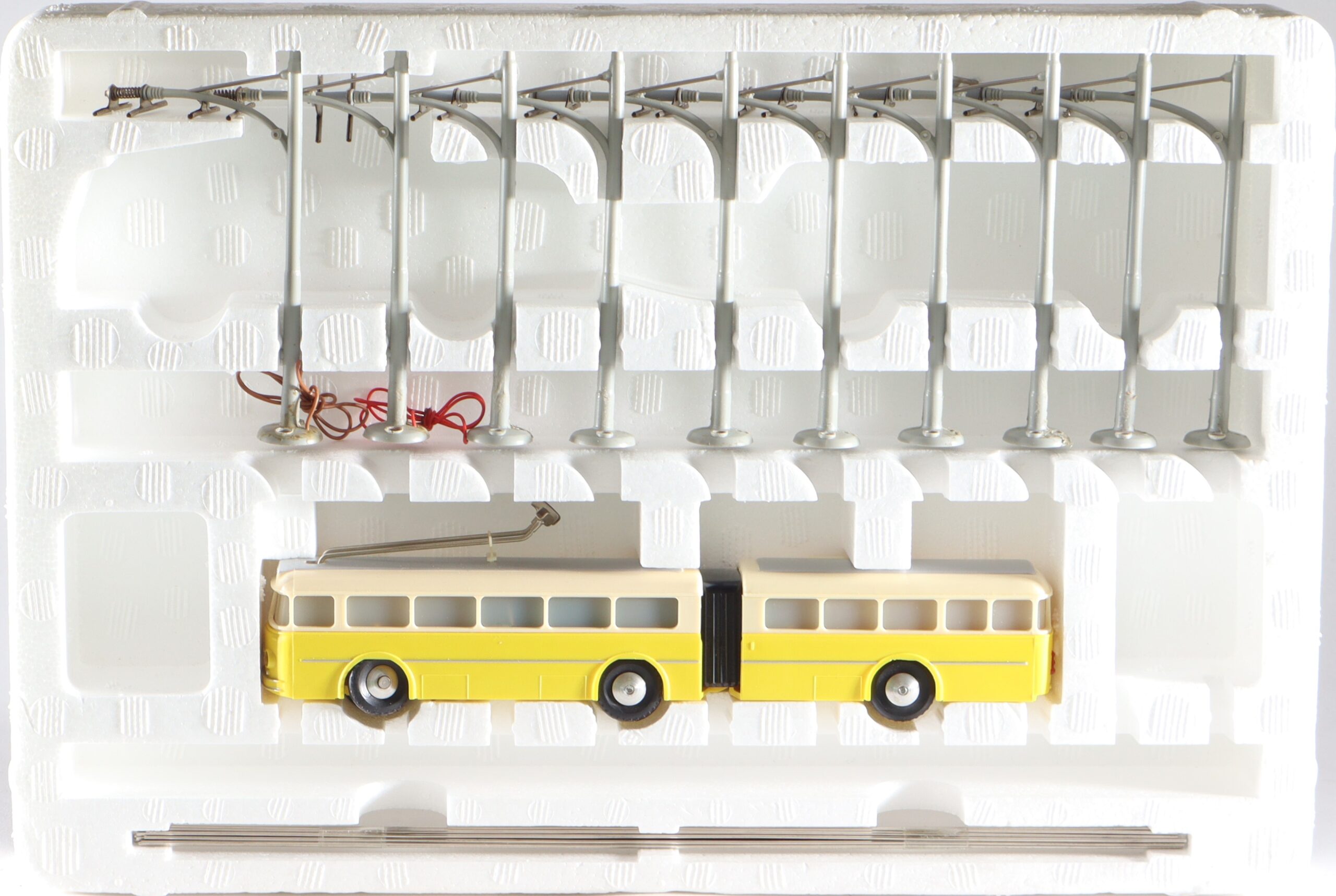 kallistoys-auctions-auktionen-antique-vintage-toys-antik-historisch-spielzeug-brawa-germany-trolleybus-spur-h0-gliederbus-6103-gelb-1a