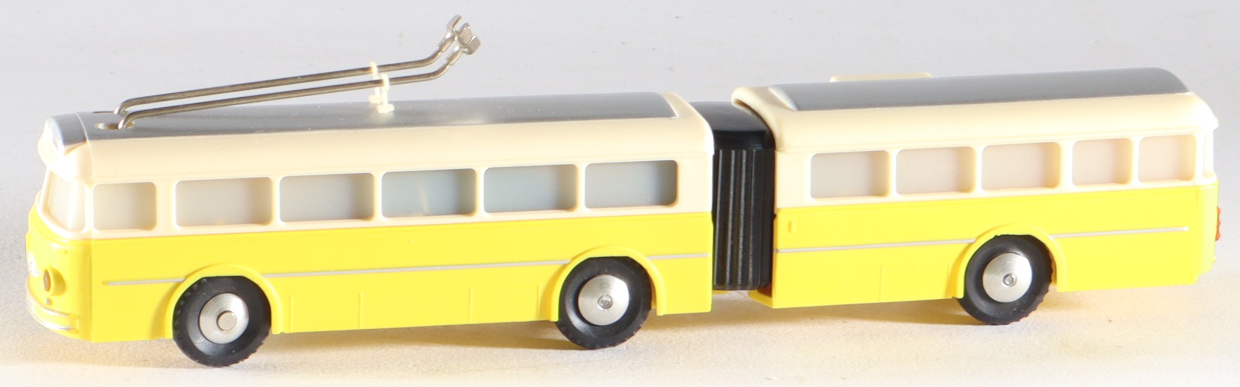 kallistoys-auctions-auktionen-antique-vintage-toys-antik-historisch-spielzeug-brawa-germany-trolleybus-spur-h0-gliederbus-6103-gelb-1f
