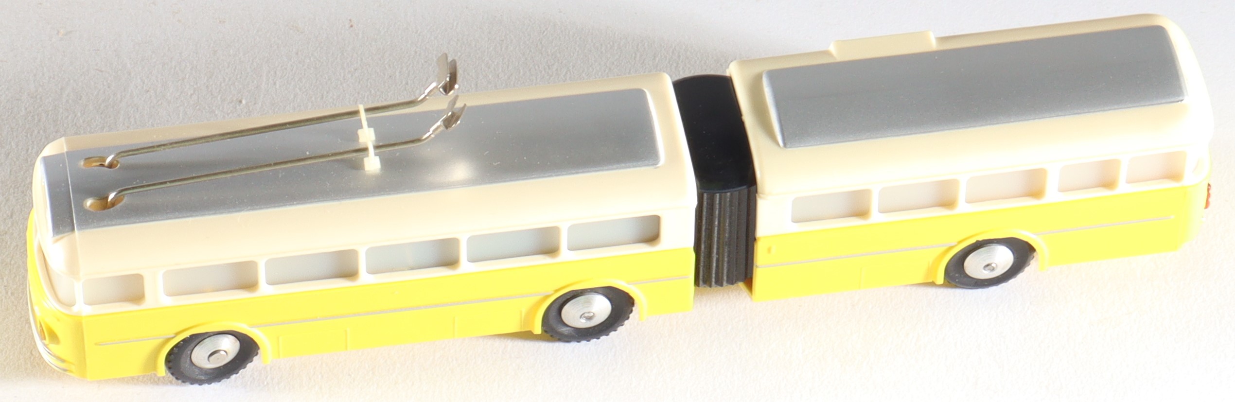 kallistoys-auctions-auktionen-antique-vintage-toys-antik-historisch-spielzeug-brawa-germany-trolleybus-spur-h0-gliederbus-6103-gelb-1g