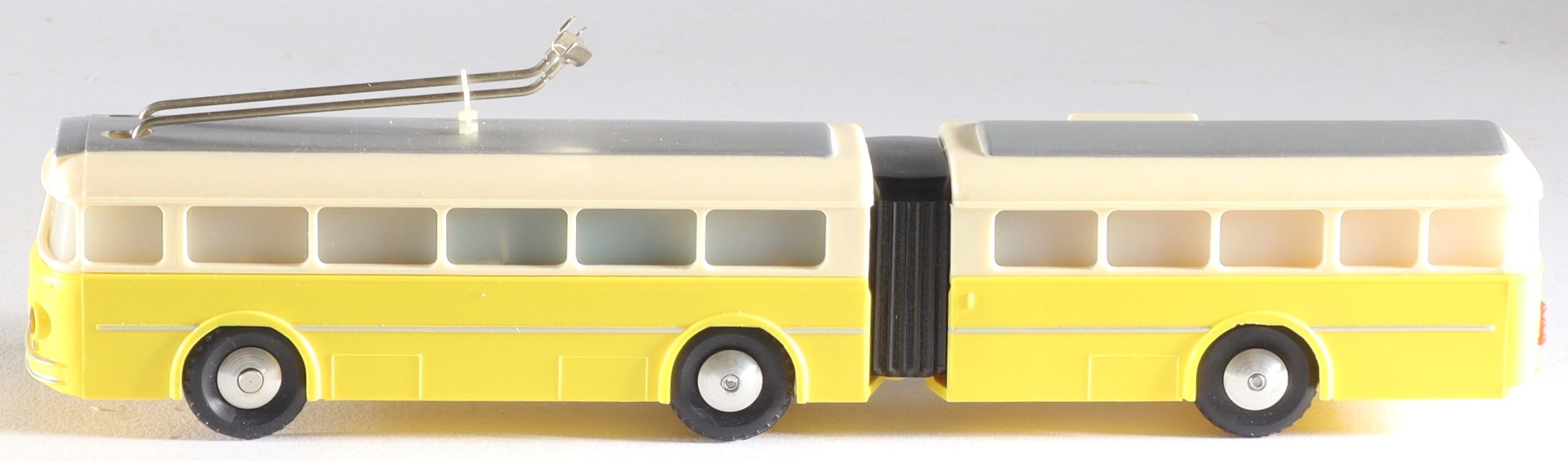 kallistoys-auctions-auktionen-antique-vintage-toys-antik-historisch-spielzeug-brawa-germany-trolleybus-spur-h0-gliederbus-6103-gelb-1h