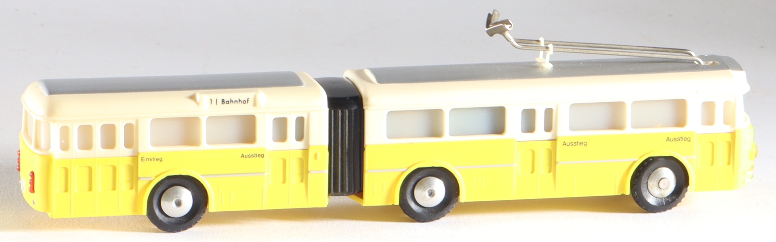 kallistoys-auctions-auktionen-antique-vintage-toys-antik-historisch-spielzeug-brawa-germany-trolleybus-spur-h0-gliederbus-6103-gelb-1k