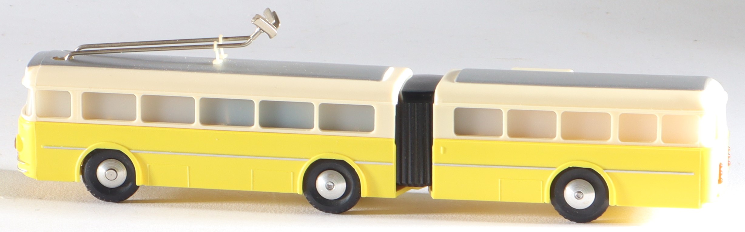 kallistoys-auctions-auktionen-antique-vintage-toys-antik-historisch-spielzeug-brawa-germany-trolleybus-spur-h0-gliederbus-6103-gelb-1m
