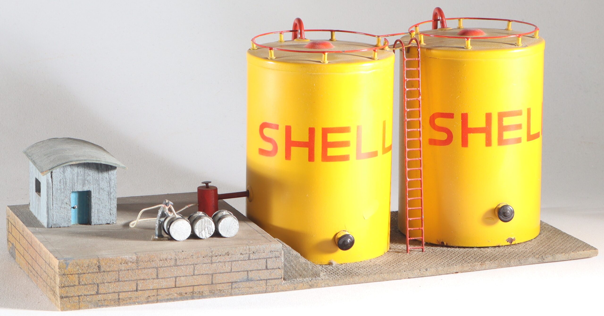 kallistoys-auctions-auktionen-antique-vintage-toys-antik-historisch-spielzeug-trix-germany-spur-h0-wood-house-holzhaus-oil-storage-oltanks-tanklager-shell-1a