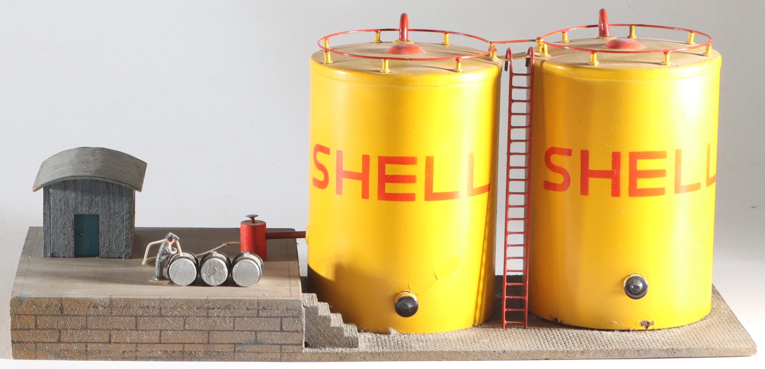 kallistoys-auctions-auktionen-antique-vintage-toys-antik-historisch-spielzeug-trix-germany-spur-h0-wood-house-holzhaus-oil-storage-oltanks-tanklager-shell-1c