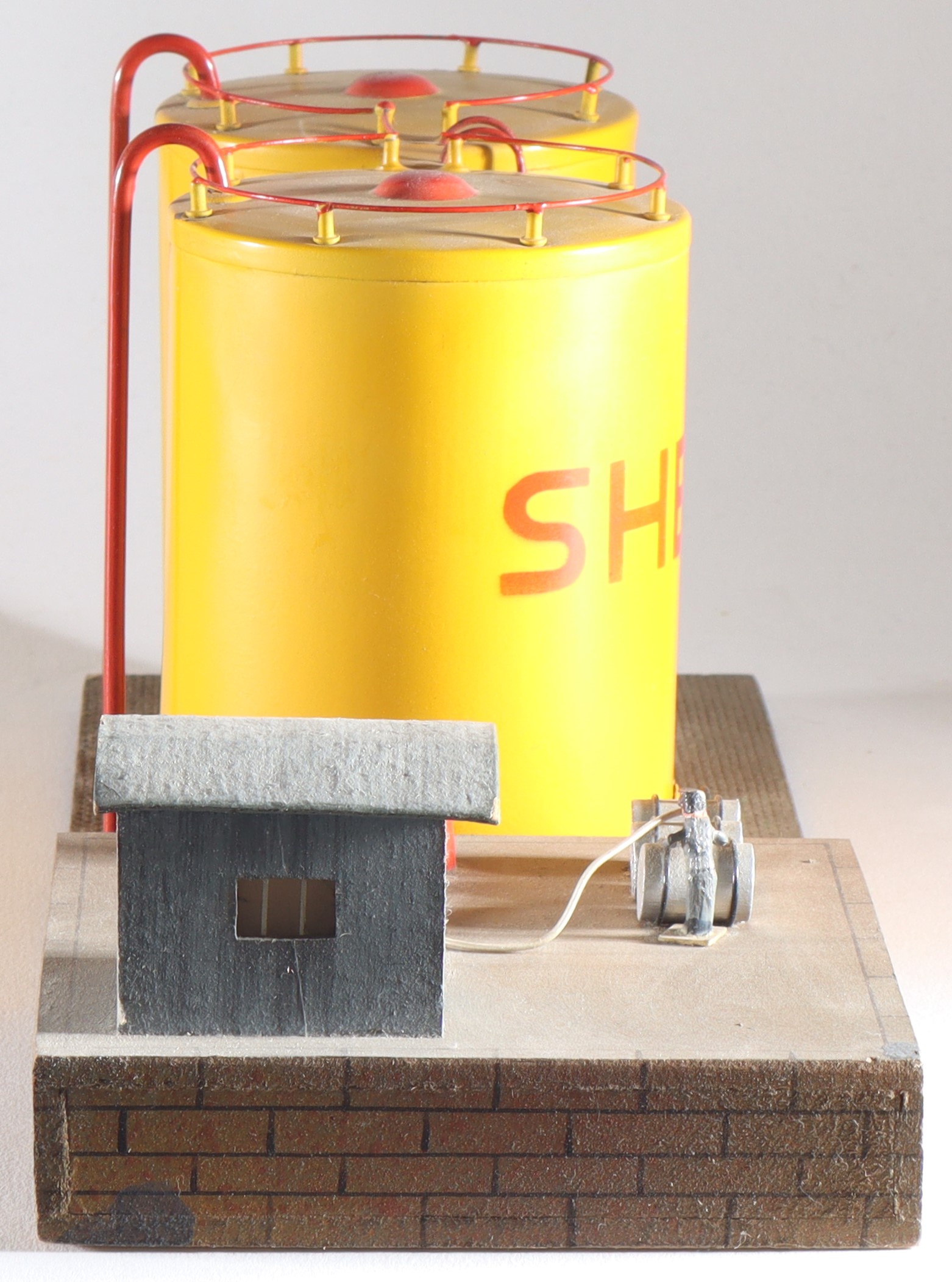 kallistoys-auctions-auktionen-antique-vintage-toys-antik-historisch-spielzeug-trix-germany-spur-h0-wood-house-holzhaus-oil-storage-oltanks-tanklager-shell-1d
