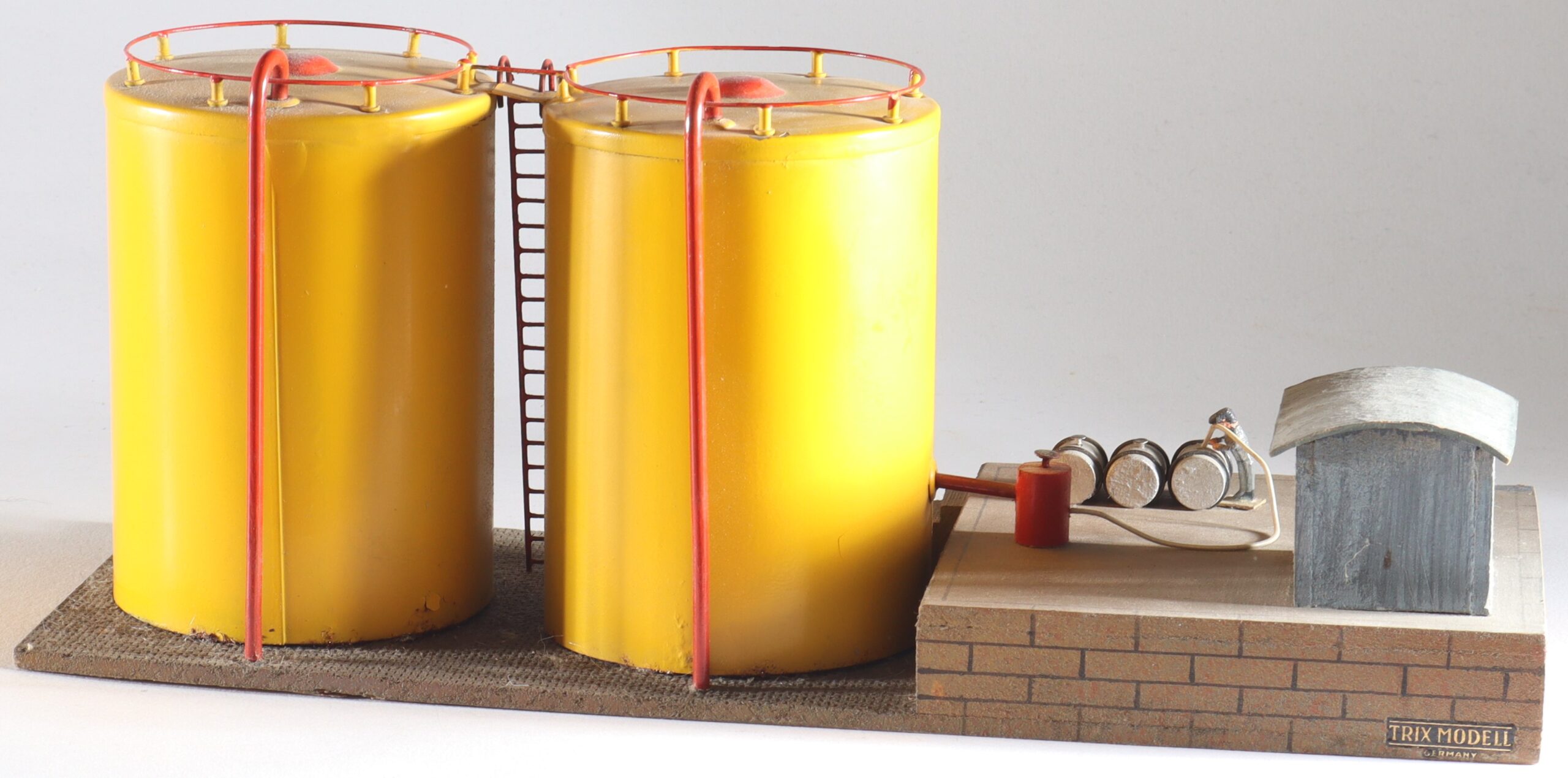 kallistoys-auctions-auktionen-antique-vintage-toys-antik-historisch-spielzeug-trix-germany-spur-h0-wood-house-holzhaus-oil-storage-oltanks-tanklager-shell-1e