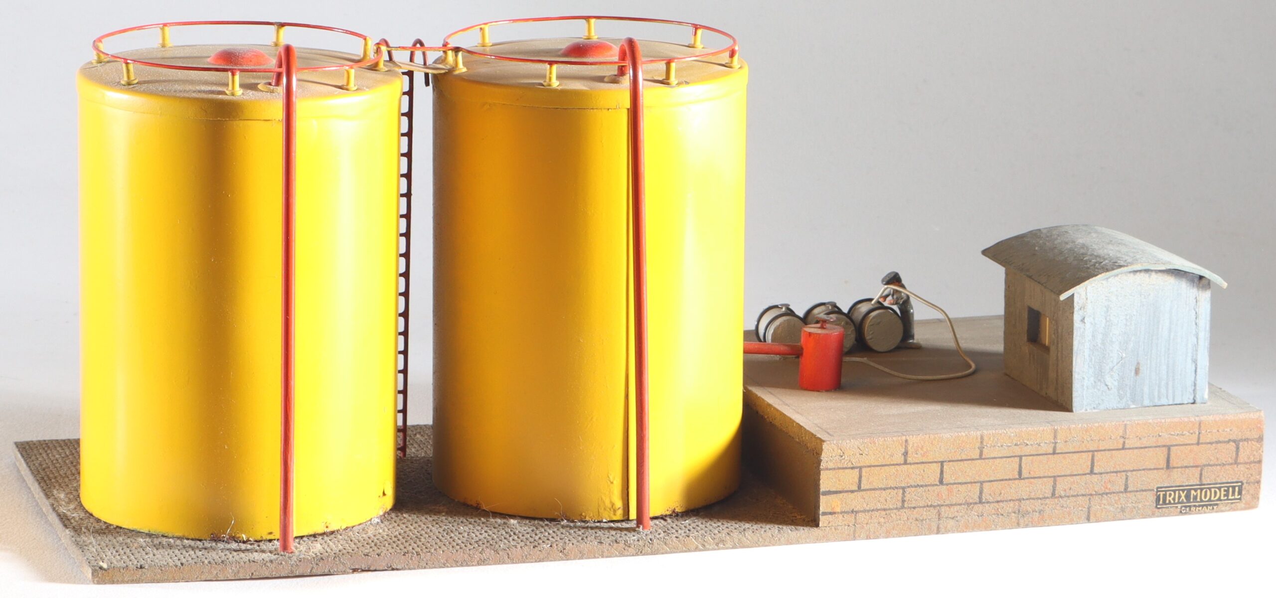 kallistoys-auctions-auktionen-antique-vintage-toys-antik-historisch-spielzeug-trix-germany-spur-h0-wood-house-holzhaus-oil-storage-oltanks-tanklager-shell-1f