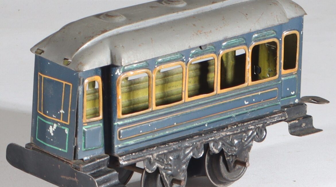 kallistoys-auctions-auktionen-antique-vintage-toys-antik-historisch-spielzeug-issmayer-jaj-germany-spur-0-tinplate-blech-incline-railway-novelty-personenwagen-blau-f5594-1h