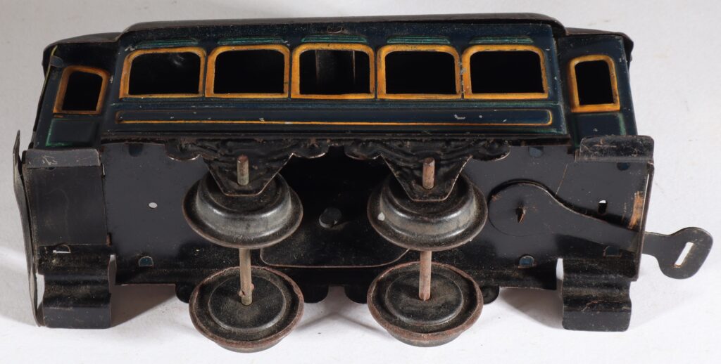kallistoys-auctions-auktionen-antique-vintage-toys-antik-historisch-spielzeug-issmayer-jaj-germany-spur-0-tinplate-blech-incline-railway-novelty-personenwagen-blau-f5594-1j