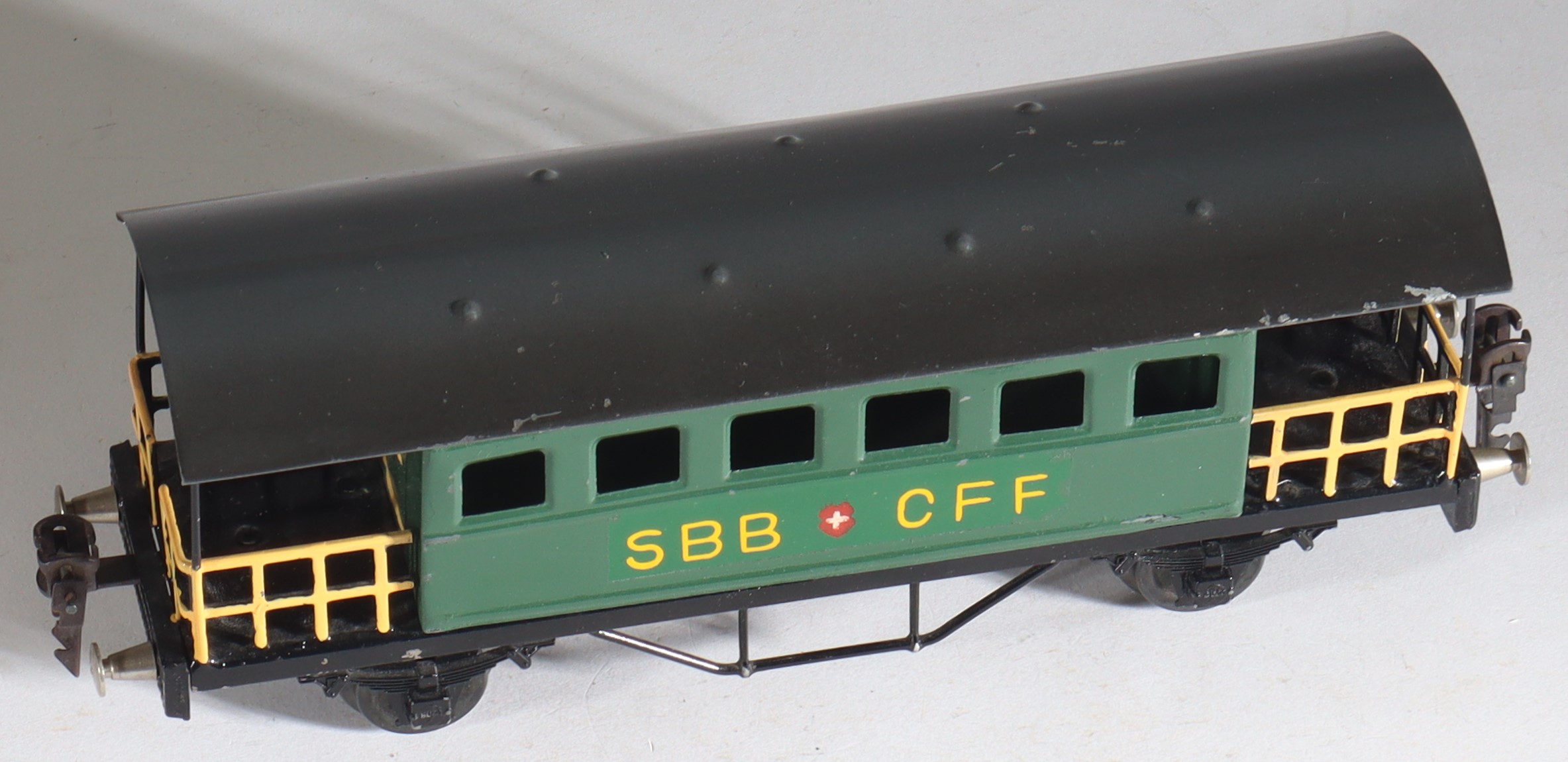 kallistoys auctions auktionen-antique vintage toys-antik historisch spielzeug-monos-switzerland-spur 0-tinplate-blech-train-eisenbahn-passenger car-personenwagen-sbb cff-grün-1b kallistoys-auctions-auktionen-antique-vintage-toys-antik-historisch-spielzeug-monos-switzerland-spur-0-tinplate-blech-train-eisenbahn-passenger-car-personenwagen-sbb-cff-grun-1b