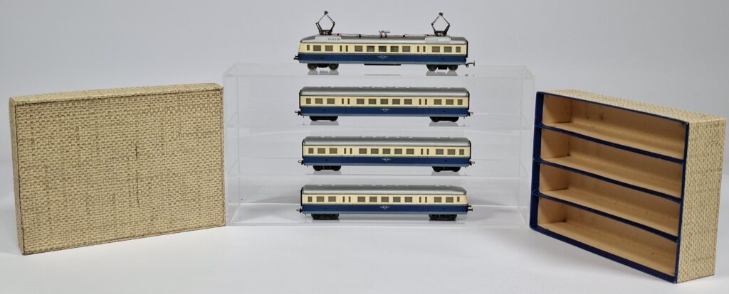 Liliput Austria H0 gauge four-part electric railcar set 'Blauer Blitz' in OB, 1950s