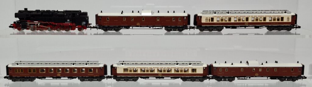 Minitrix N gauge 1:160 lot of international fast train CIWL teak cars with steam loco BR 85