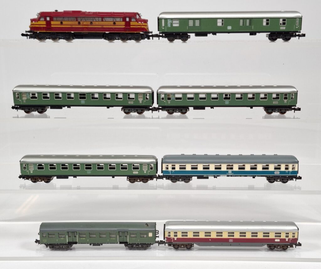 Minitrix N gauge 1:160 lot with diesel loco Nohab (Luxemburg State Railways) with passenger cars