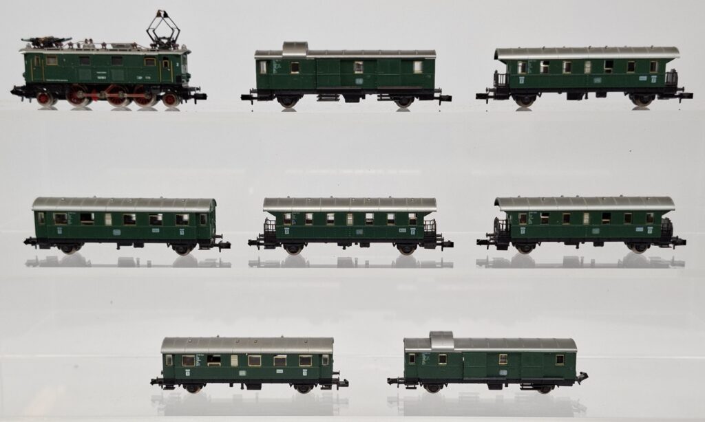 Fleischmann N gauge 1:160 lot with electric loco BR 132 and passenger cars DB