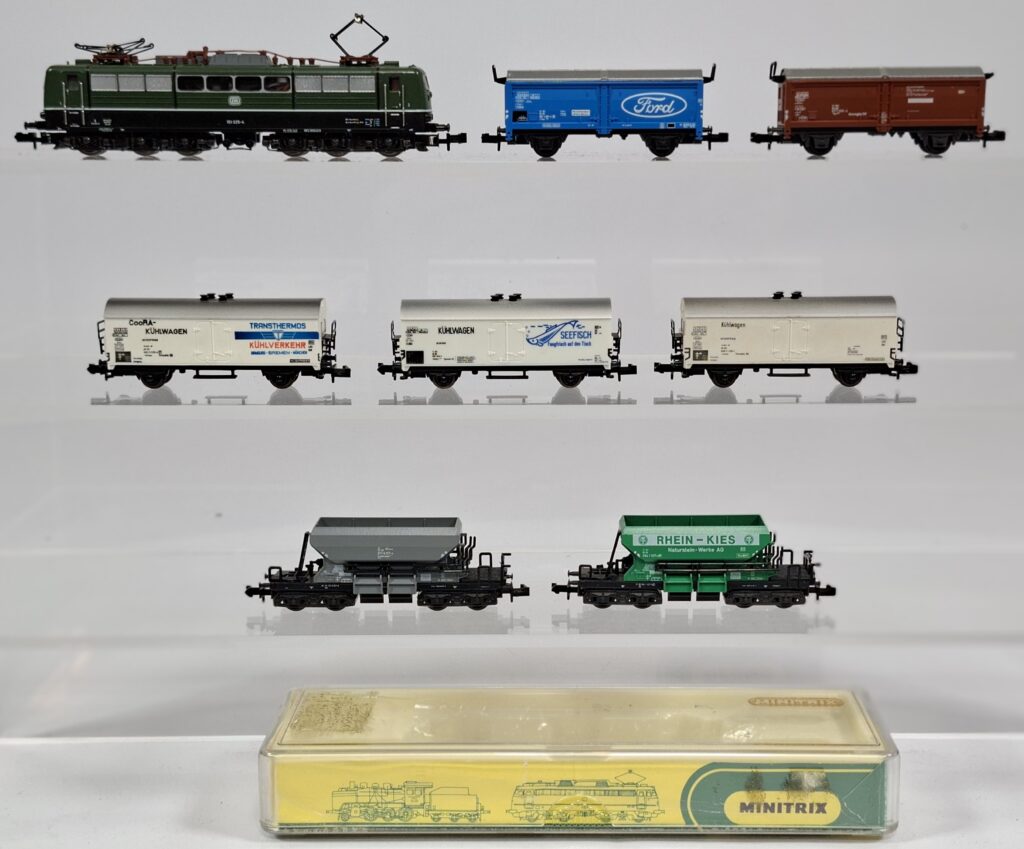 Minitrix Spur N 1:160 Konvolut mit Elektrolok BR 151 grün im OKT #2156 und Güterwagen