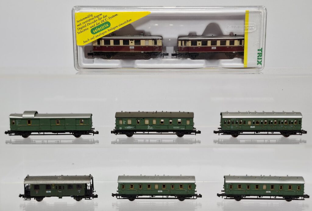 Minitrix N gauge 1:160 lot with diesel railcar VT 135 / VB 140 cream red in OB and passenger cars