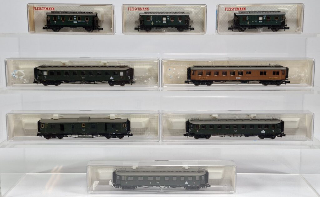 Fleischmann Spur N 1:160 Konvolut zwei- und vierachsige Reisezugwagen DR im OKT