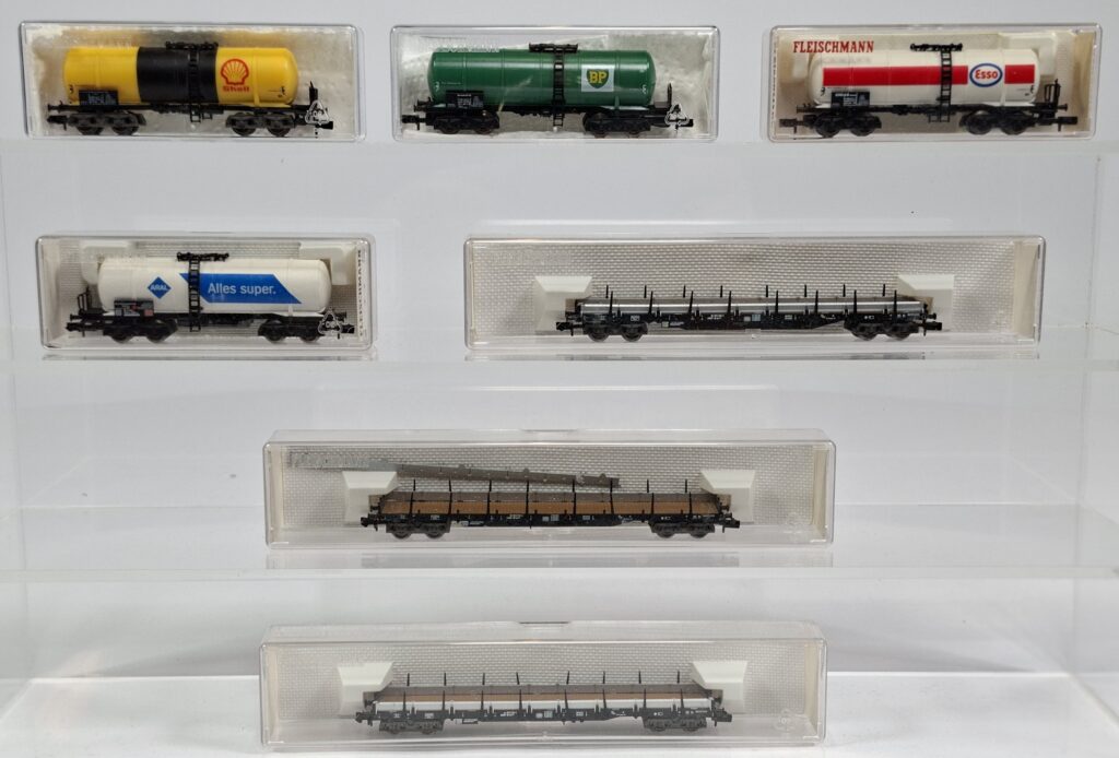 Fleischmann Spur N 1:160 Konvolut vierachsige Kesselwagen und Rungenwagen im OKT