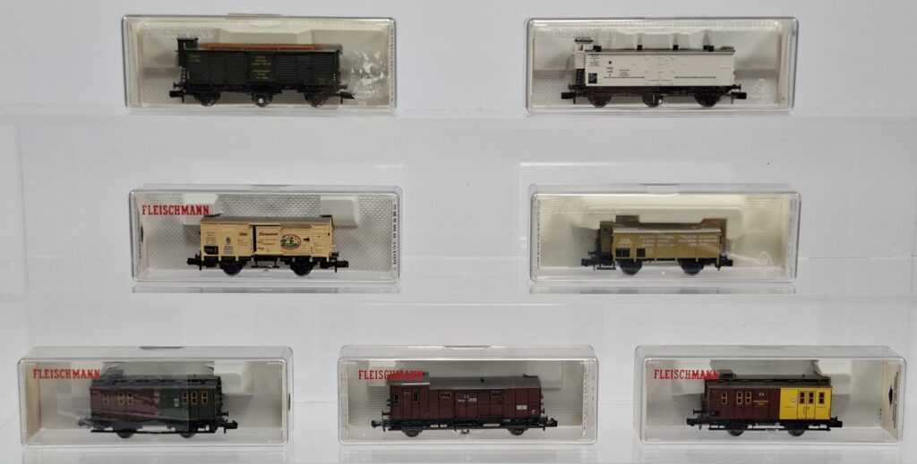 Fleischmann Spur N 1:160 Konvolut zwei- und dreiachsige Personen- und Güterwagen Länderbahn im OKT