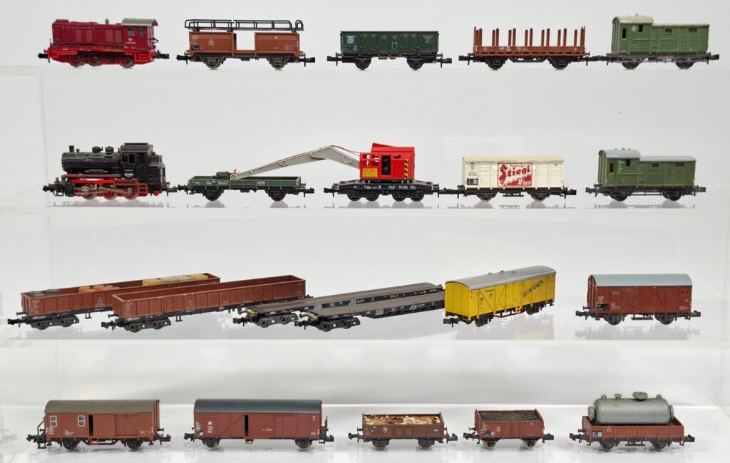 Minitrix Spur N 1:160 Konvolut mit Dampflok BR 80 und Diesellok V36 und Güterwagen