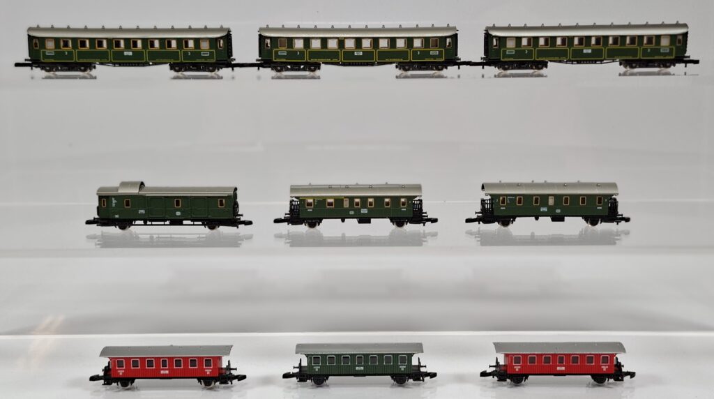 Märklin Spur Z 1:220 Konvolut zwei- und vierachsige Personenwagen DR