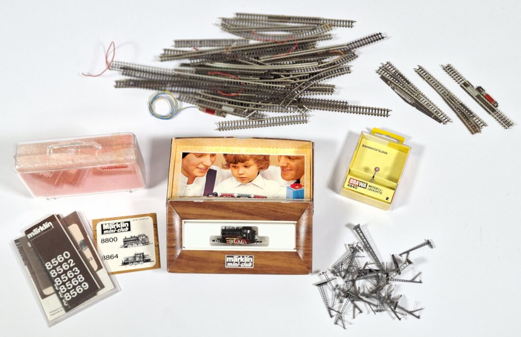 Märklin Spur Z 1:220 Konvolut mit Gleisen, Dampflok und Kleinzubehör