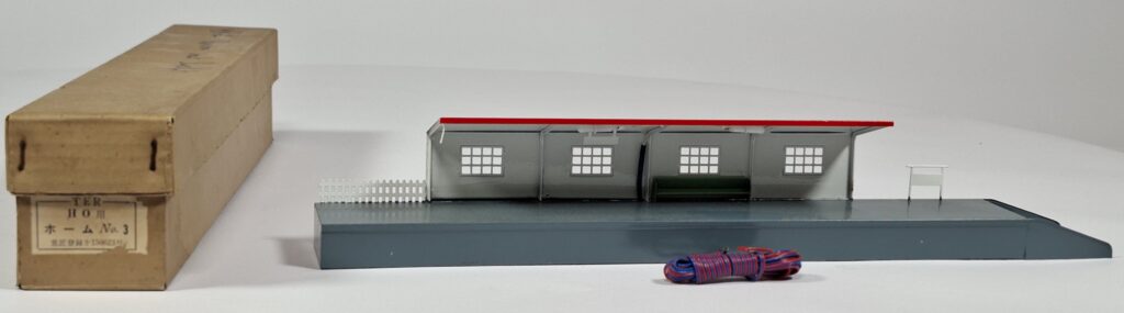 Tokyo Endo Rail (TER) Japan H0 gauge tinplate platform in OB, 1950s