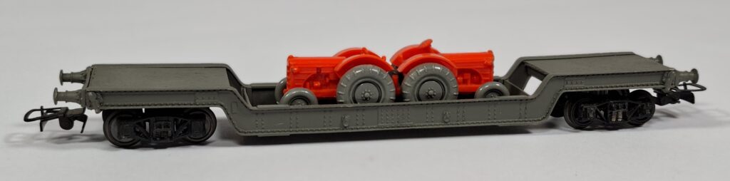 Rivarossi Italien Spur H0 Tiefladewagen beladen mit zwei Wiking Treckern in orange '50er Jahre