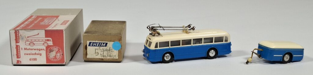 Eheim Spur H0 Trolleybus Motorwagen #6100 mit einachsigem Anhänger blau im OKT '50er Jahre