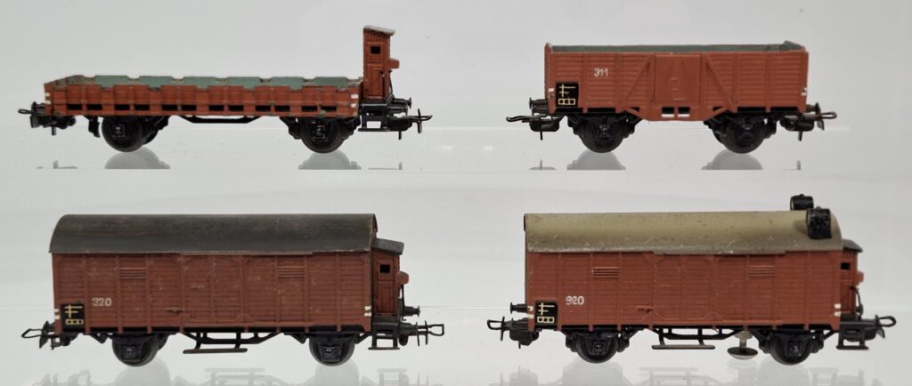 Marklin H0/00 gauge cast-metal goods wagon lot incl. #311 and #320, 1950s