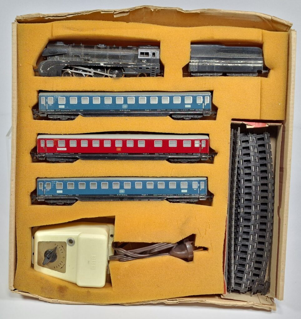 Bub H0/00 gauge tinplate/Bakelite BR 10 steam loco and passenger car set in incomplete OB