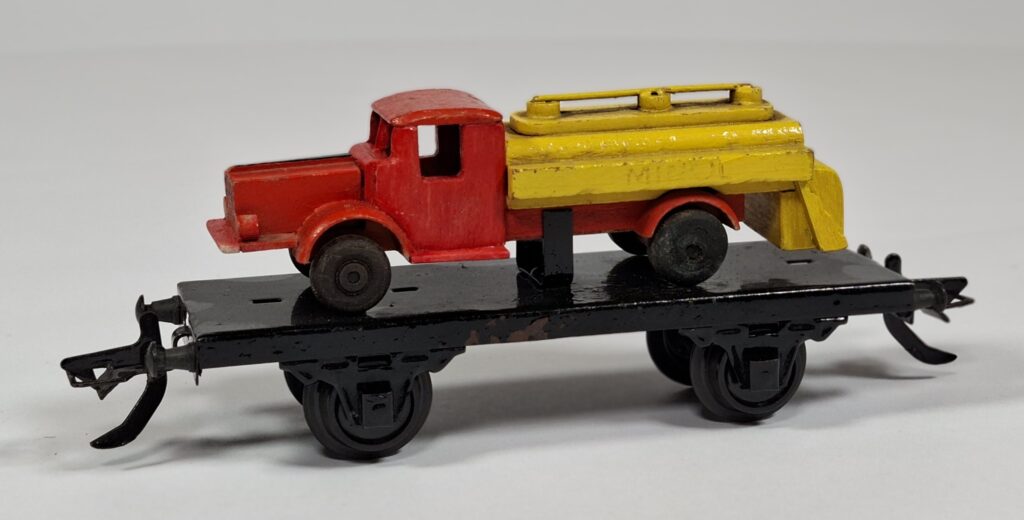 Zeuke DDR 0 gauge flat wagon with wooden MINOL tank wagon from the Erzgebirge, 1950s