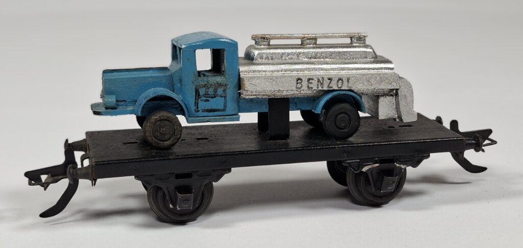 Zeuke DDR 0 gauge flat wagon with wooden BENZOL tank wagon from the Erzgebirge, 1950s