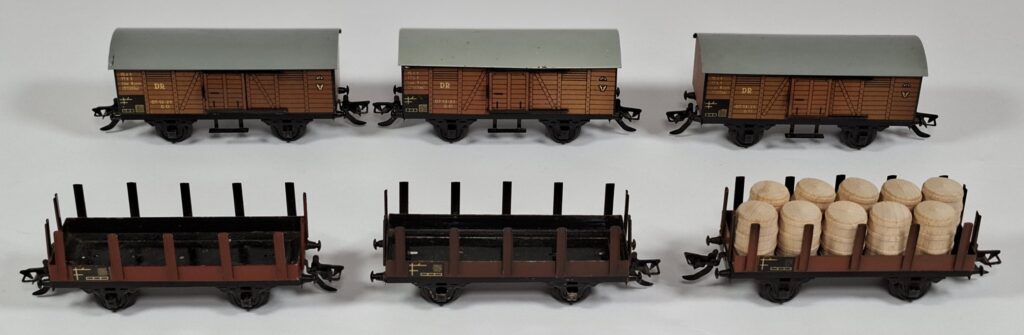 Zeuke DDR Spur 0 Konvolut Güterwagen aus Blech - Rungenwagen '50er Jahre