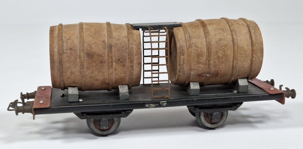 BLZ France 0 gauge tinplate wine wagon with wooden barrel, 1950s