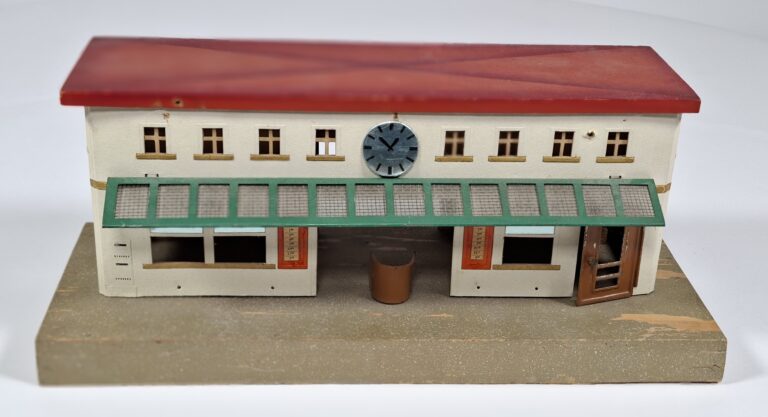 Kibri 0 gauge wood/cardboard station, 1940s