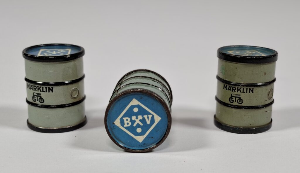 Marklin 0 or 1 gauge tinplate lot of ARAL petrol barrels