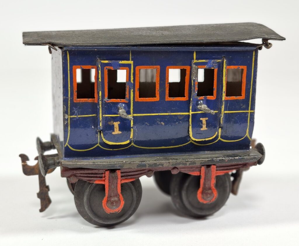Märklin uralt Spur 1 Blech zweiachsiger Personenwagen 1. Klasse blau mit Klappdach #1806 um 1900