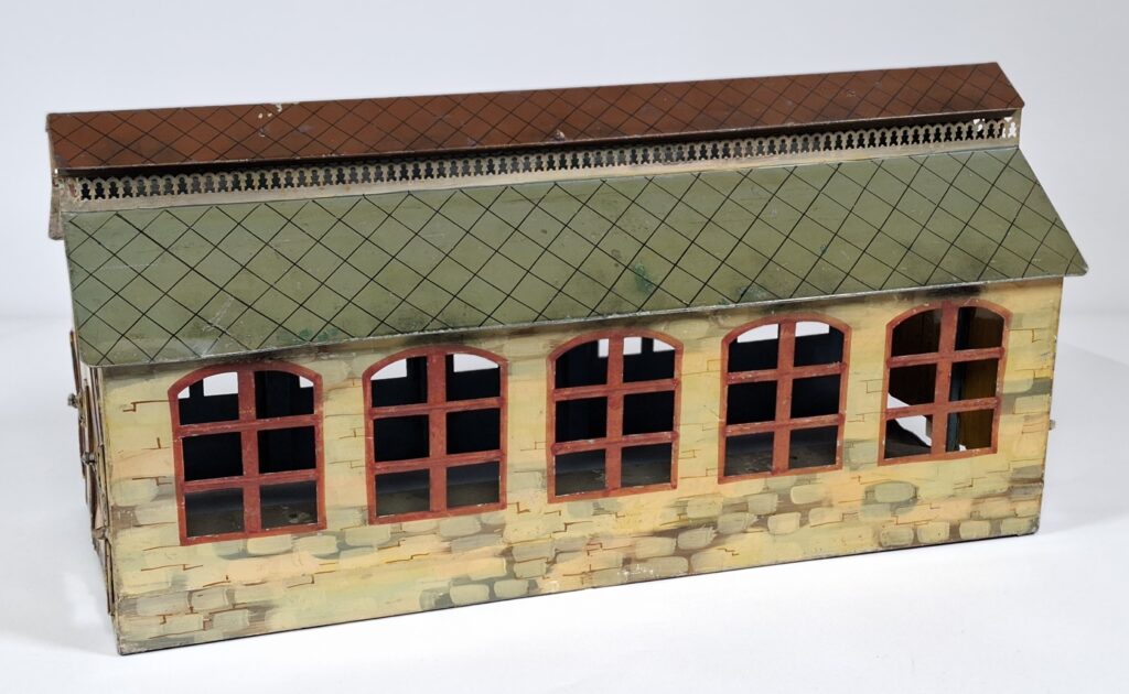 Early Marklin 1 gauge tinplate loco and carriage shed, length 66 cm, #2115/1