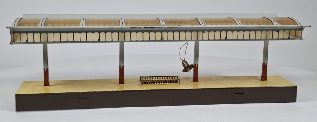 Märklin Spur 1 Blech Einsteigehalle #2077/1 '20er Jahre mit Beleuchtung