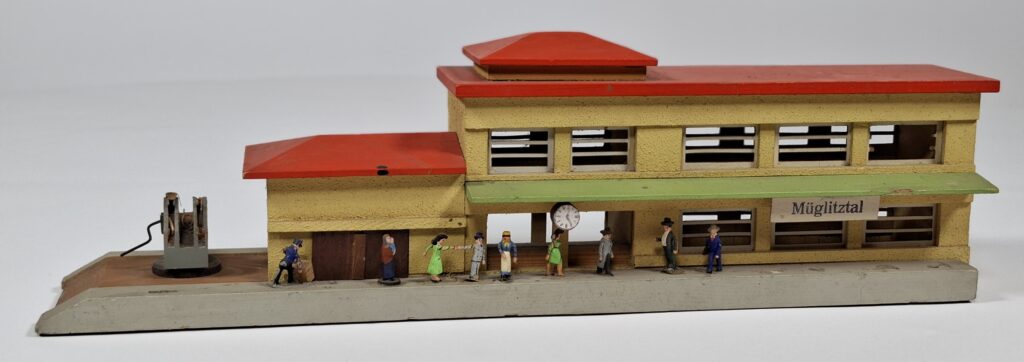 TeMos ? DDR Holzhaus Bahnhof mit Preiser Holzfiguren um 1960