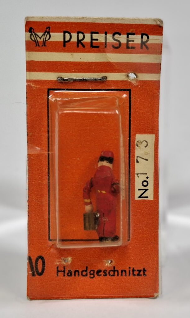 Preiser Holzfigur #173 Hotel Boy in OKT um 1953