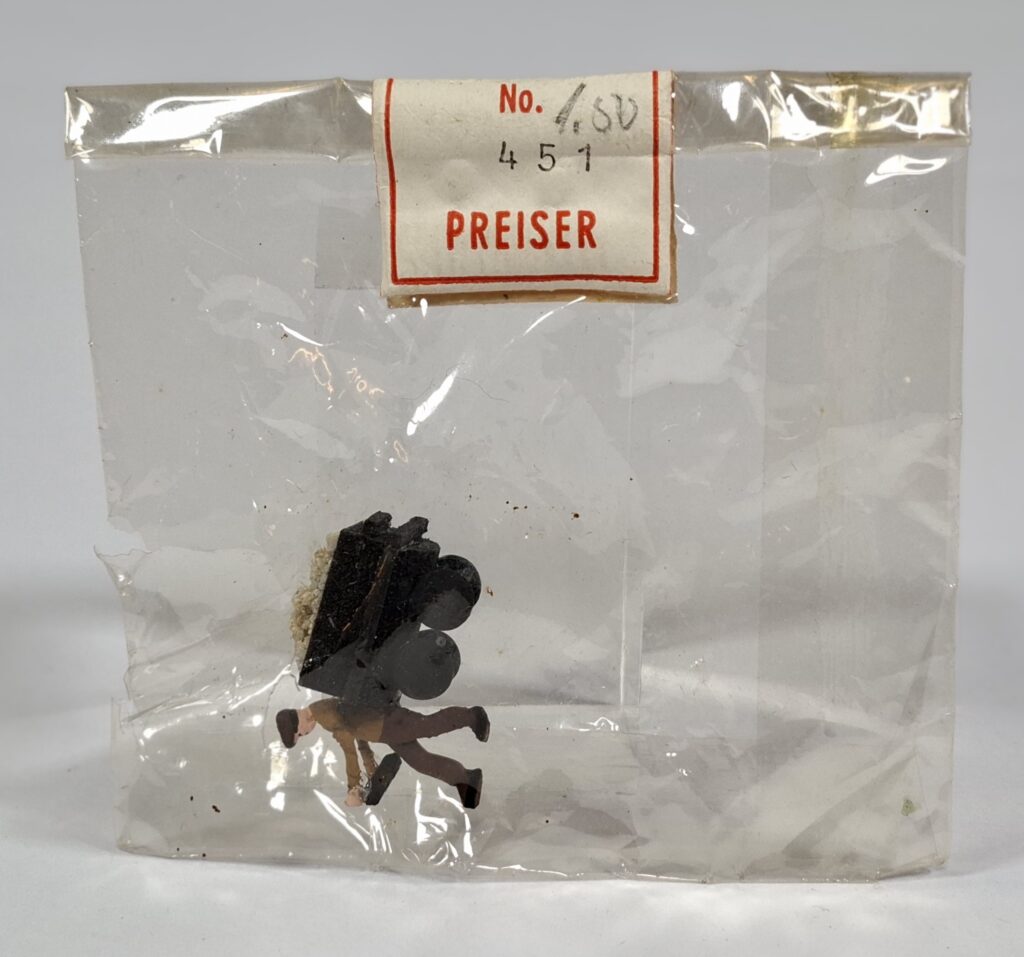 Preiser Holzfigur #451 Arbeiter mit Kolenkarre in original Cellontüte um 1955