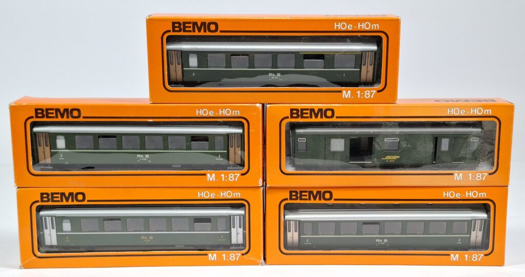 Bemo H0m 12mm gauge short passenger car lot, Rhaetian Railway, in OB
