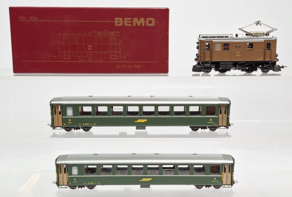 Bemo Spur H0m 12mm Stangenelektrolok Ge 2/4im OKT und zwei Personenwagen lang Rhätische Bahn
