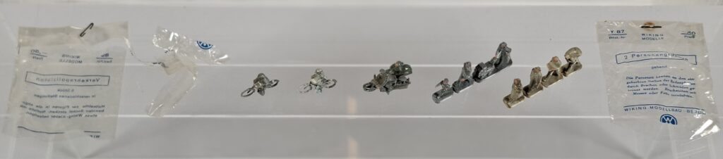 Wiking verglaste Modellautos Konvolut Figuren und Fahrräder '60er Jahre