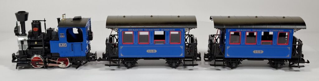 LGB Spur G (Iim) der "blaue Zug" mit Dampflok und zwei beleuchteten Personenwagen